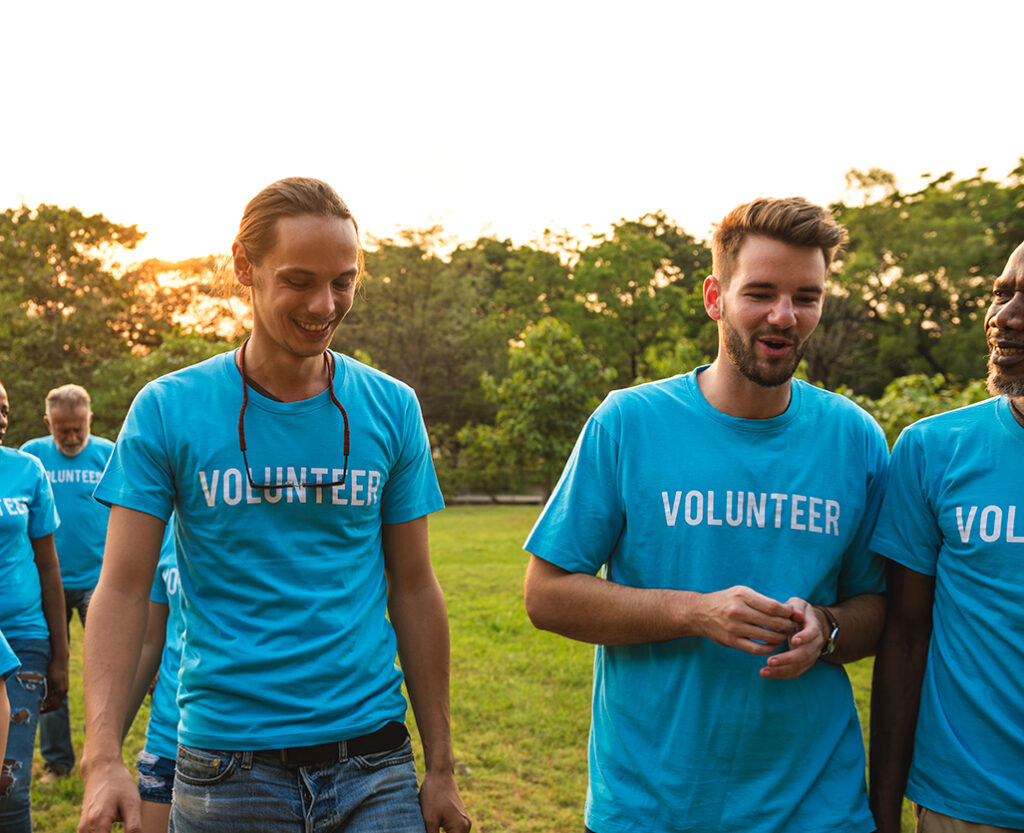 Voluntarios con camisetas azules